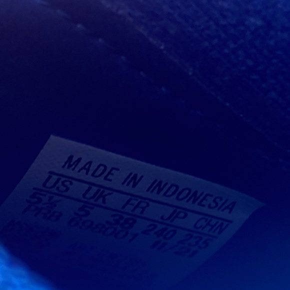 BRAND NEW, never worn. Kids Adidas Predator Edge firm ground soccer cleats. - Picture 5 of 5